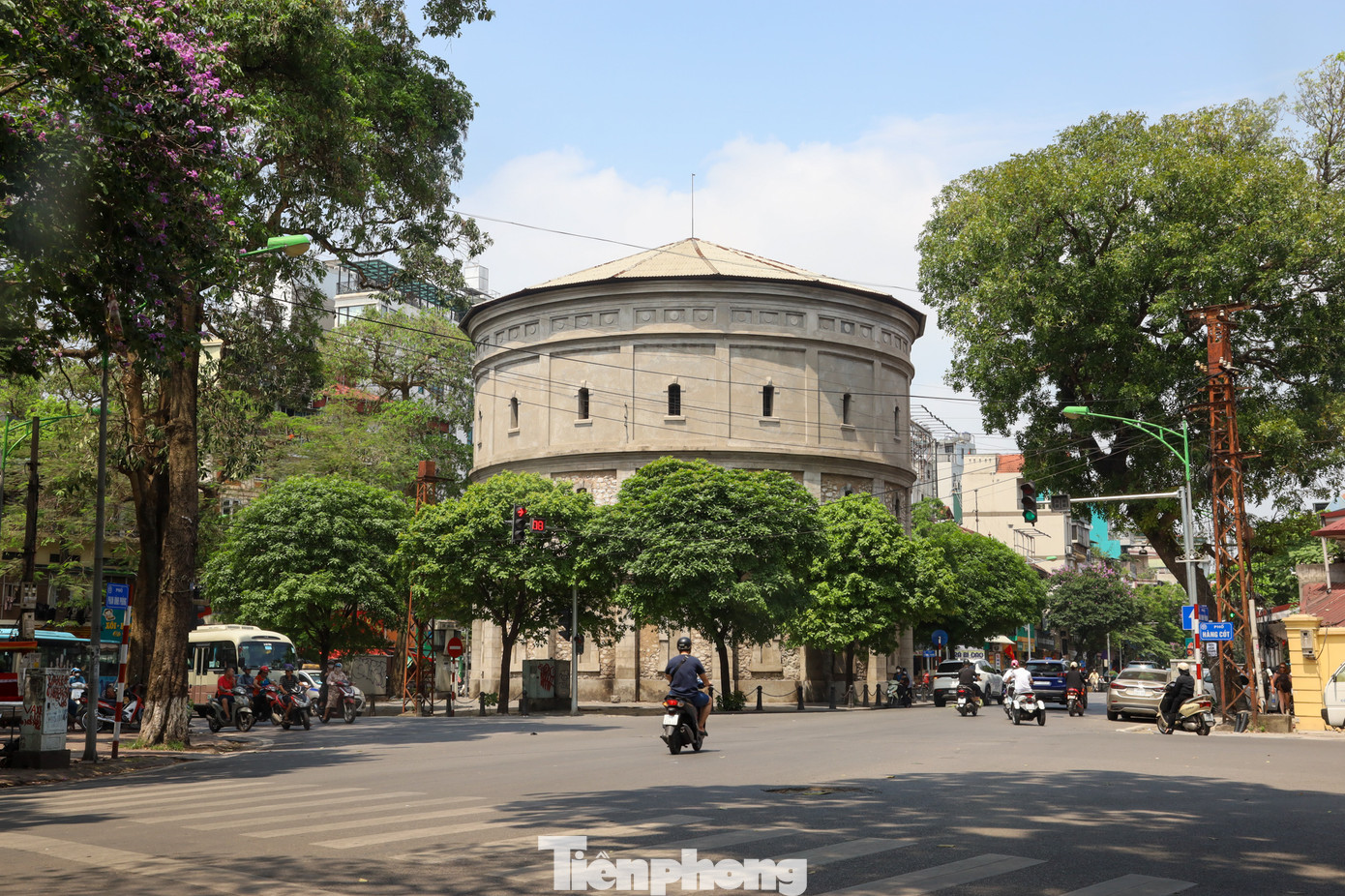 Tháp nước Hàng Đậu là công trình xây dựng từ năm 1894, trước cả cầu Long Biên. Đây là công trình khá độc đáo của Thủ đô còn lưu giữ đến ngày nay.