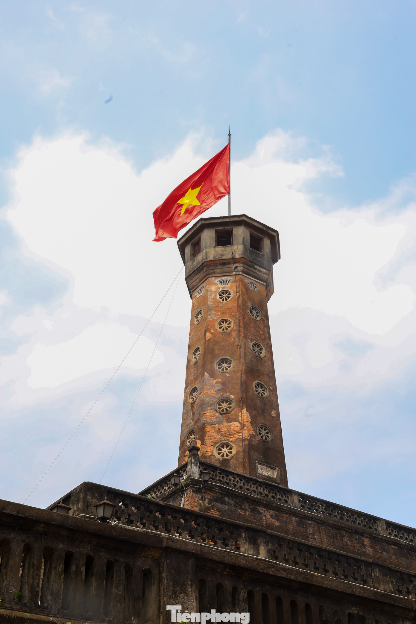 Cột cờ Hà Nội nằm trên đường Điện Biên Phủ, được xây dựng từ năm 1812, dưới thời Vua Gia Long triều Nguyễn, trên phần đất phía Nam của Hoàng thành Thăng Long, nơi xây tòa thành Tam Môn của Hoàng thành Thăng Long thời Lê. Hiện cột cờ Hà Nội là công trình còn nguyên vẹn và hoành tráng nhất trong quần thể di tích Hoàng thành Thăng Long.