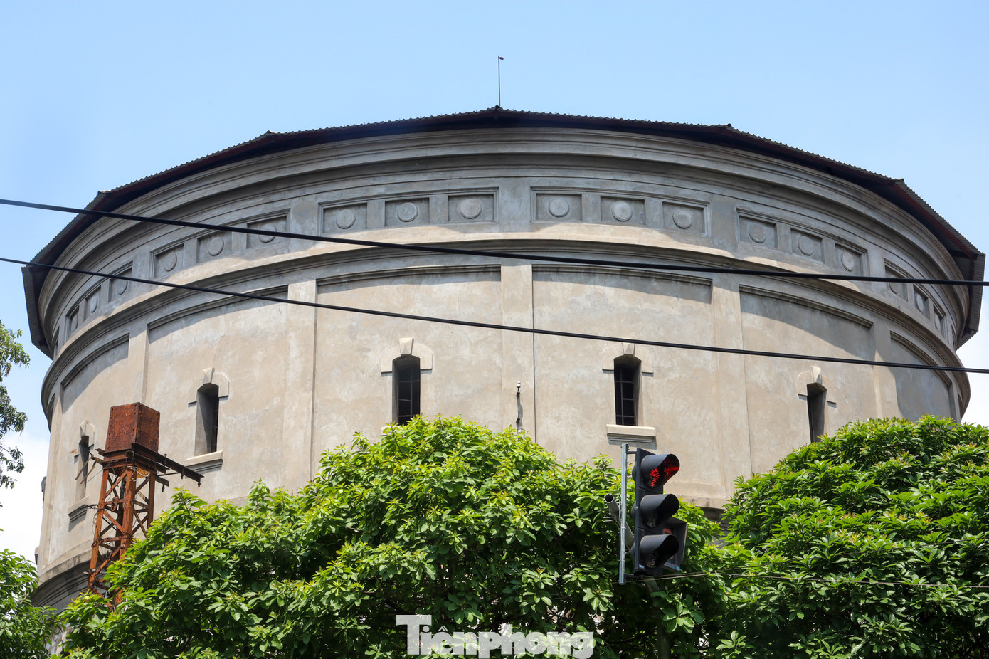 Công trình nằm tại ngã sáu của các phố cổ gồm: Hàng Than, Hàng Lược, Hàng Giấy, Hàng Đậu, Quán Thánh và phố Phan Đình Phùng.