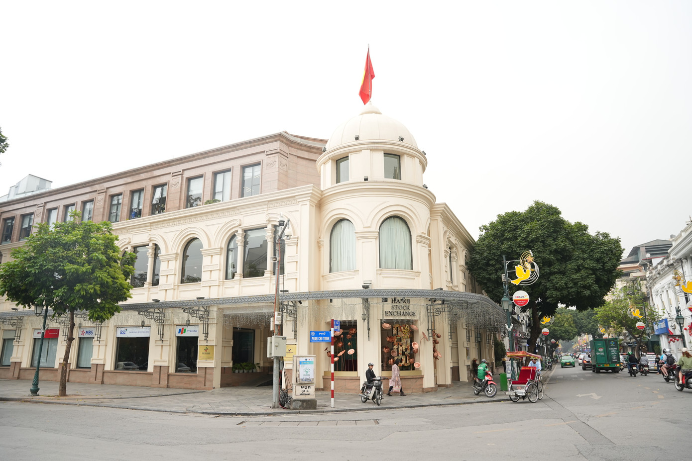 Phố Tràng Tiền lưu giữ nhiều công trình kiến trúc lịch sử, văn hoá, là biểu tượng của Thủ đô như Nhà hát Lớn Hà Nội, Bảo tàng Lịch sử quốc gia... Sở Giao dịch Chứng khoán Hà Nội nổi bật ở góc Tràng Tiền - Phan Chu Trinh với phần thiết kế có phần mái che vỉa hè ấn tượng.