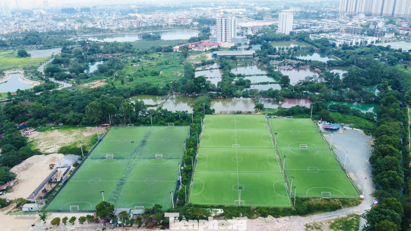 Công ty CP Bitexco là đơn vị thực hiện dự án đường bao quanh công viên Chu Văn An dài khoảng 3,76km gồm một tuyến chính dài 2,5km với nền đường rộng 53,5m và một tuyến đường phụ dài 1,1km, nền đường rộng 20,5m để đổi lấy 90ha đất nay là dự án khu đô thị The Manor Central Park.