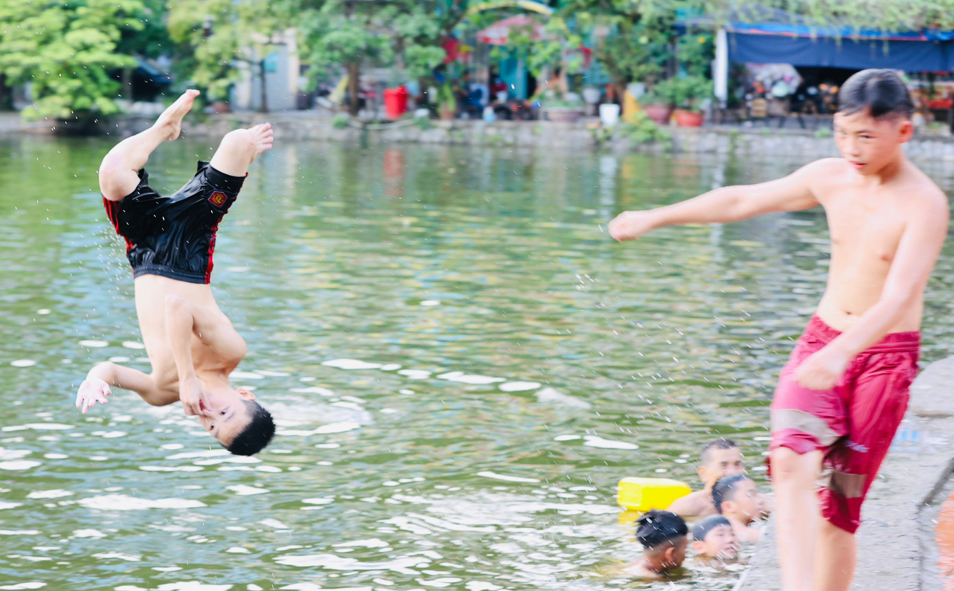 Những ngày nắng nóng, "bể bơi nghìn năm tuổi" này lại trở thành địa điểm tắm mát, giải nhiệt yêu thích của những người dân làng và khu vực lân cận.