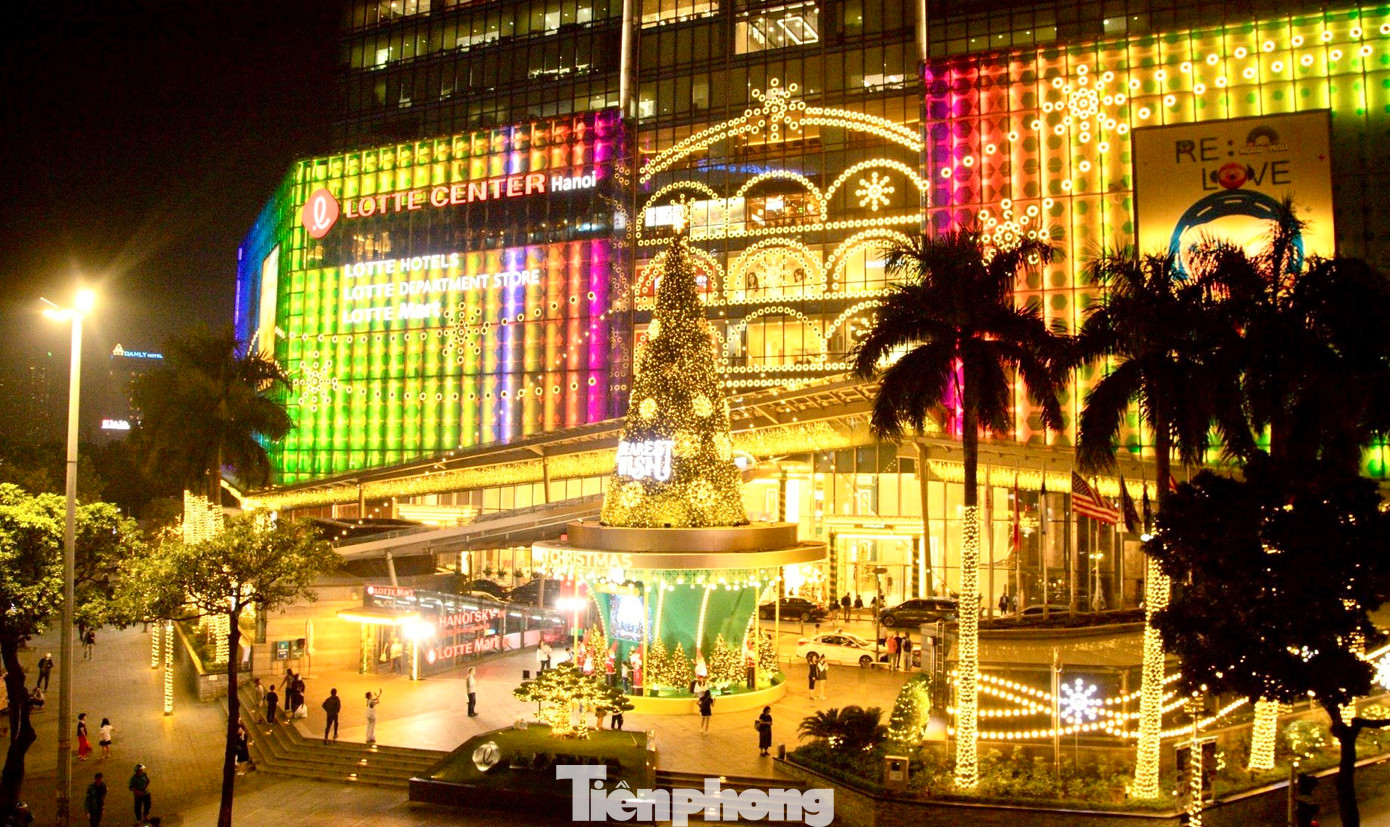 Trước cửa trung tâm thương mại Lotte Center phố Đào Tấn xuất hiện cây thông Noel cao khoảng 10 mét.