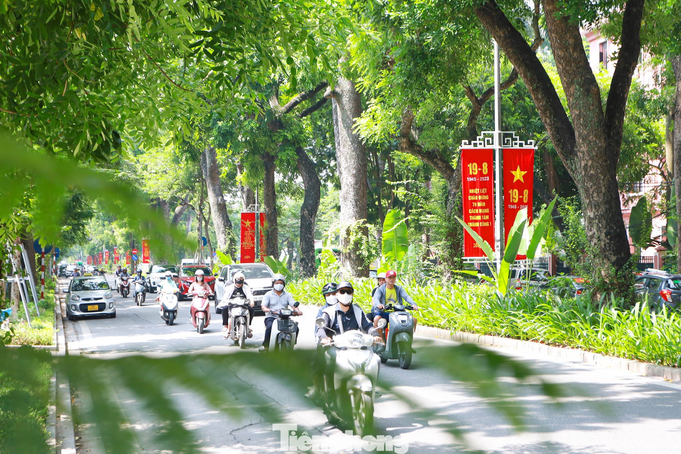 Nhiều tuyến phố của Thủ đô được trang hoàng băng rôn rực rỡ sắc màu kỷ niệm 78 năm Cách mạng tháng Tám (19/8/1945 - 19/8/2023) và chào mừng Quốc khánh (2/9).