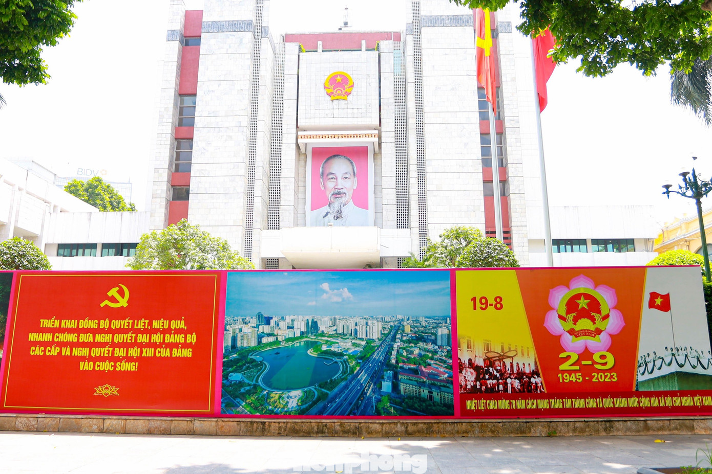 Pano, áp phích, khẩu hiệu, màn hình cổ động... đã được trang hoàng tại các khu trung tâm, cơ quan, công sở và nơi tập trung đông người.