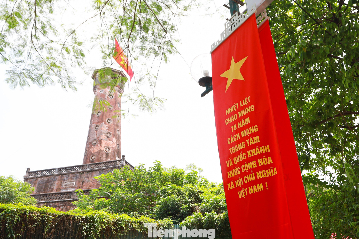 Pano, áp phích, khẩu hiệu, màn hình cổ động... đã được trang hoàng tại các khu trung tâm, cơ quan, công sở và nơi tập trung đông người.