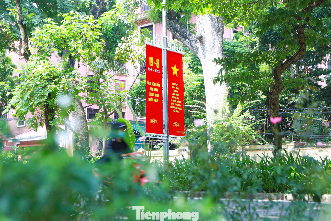 Nhiều tuyến phố của Thủ đô được trang hoàng băng rôn rực rỡ sắc màu kỷ niệm 78 năm Cách mạng tháng Tám (19/8/1945 - 19/8/2023) và chào mừng Quốc khánh (2/9).