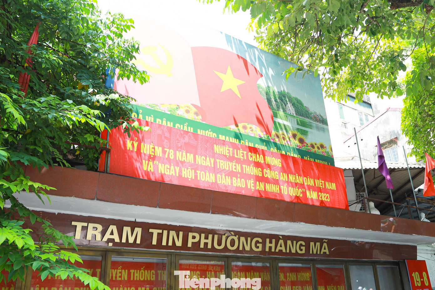 Pano, áp phích, khẩu hiệu, màn hình cổ động... đã được trang hoàng tại các khu trung tâm, cơ quan, công sở và nơi tập trung đông người.