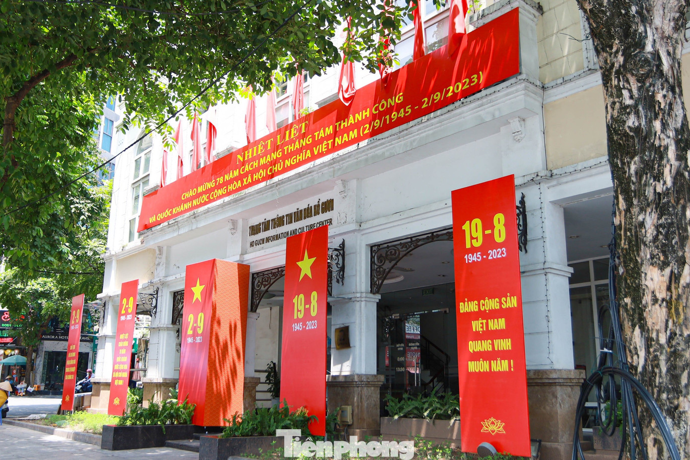 Pano, áp phích, khẩu hiệu, màn hình cổ động... đã được trang hoàng tại các khu trung tâm, cơ quan, công sở và nơi tập trung đông người.