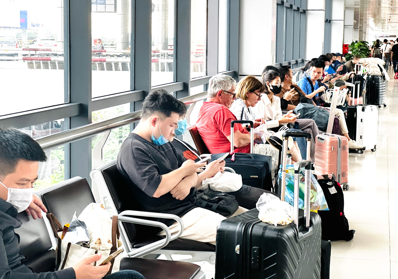 Nhiều hành khách phải đợi khá lâu mới đến lượt làm thủ tục.