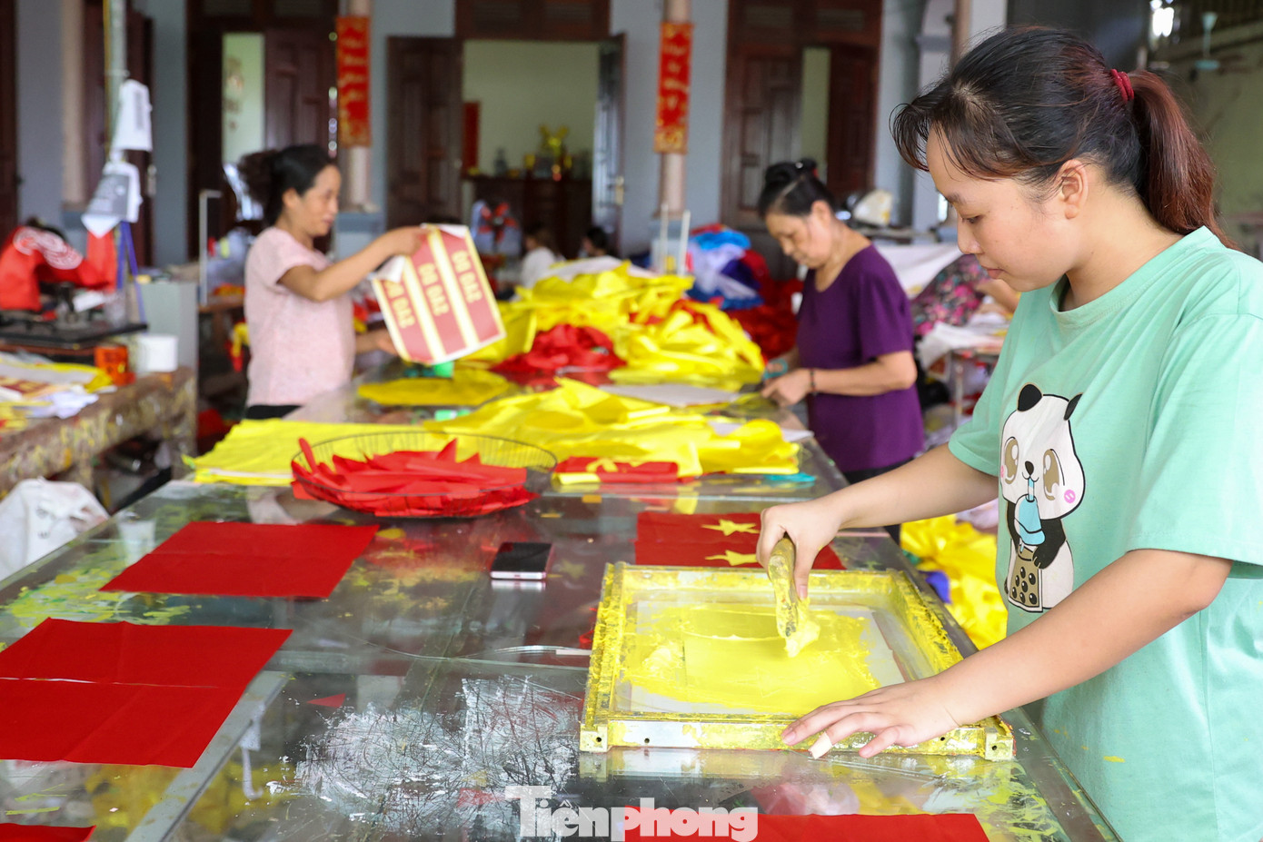 Trong làng hiện nay có nhiều gia đình đã 4 đời làm nghề may cờ Tổ quốc. Gắn bó với nghề truyền thống vừa là công việc thiêng liêng, tự hào và vừa mang đến nguồn thu nhập ổn định cho đời sống người dân.