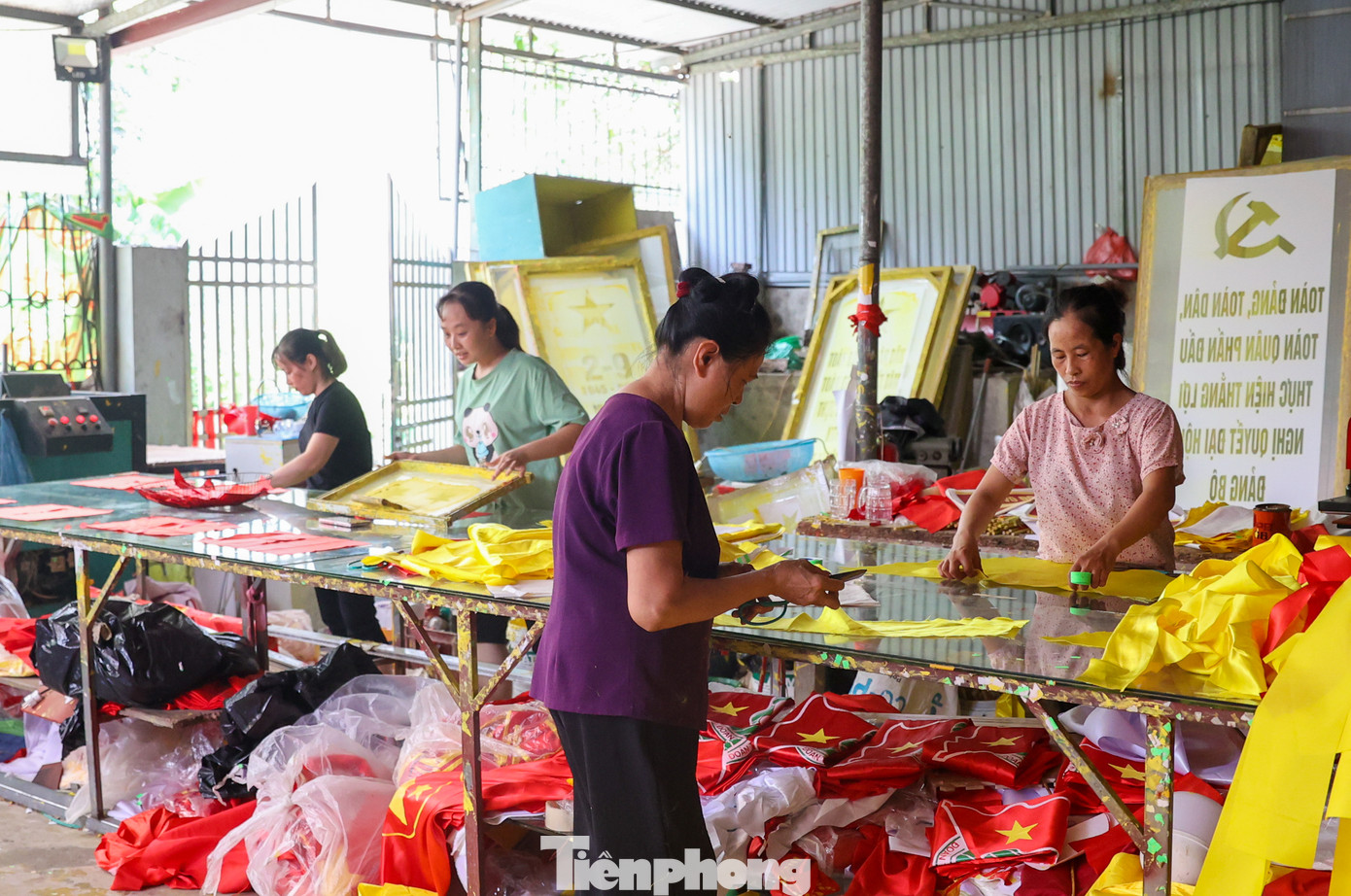 Trong làng hiện nay có nhiều gia đình đã 4 đời làm nghề may cờ Tổ quốc. Gắn bó với nghề truyền thống vừa là công việc thiêng liêng, tự hào và vừa mang đến nguồn thu nhập ổn định cho đời sống người dân.