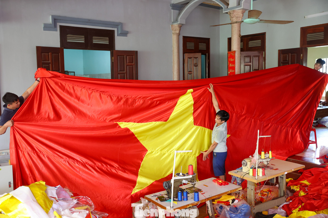 Đặc biệt với những lá cờ kích cỡ lớn để chuyển ra các đảo, để chịu đựng được đặc thù nắng gió nên từ khâu chọn chất liệu vải, đến các công đoạn sản xuất ra được lá cờ đều phải chăm chút rất tỉ mỉ...