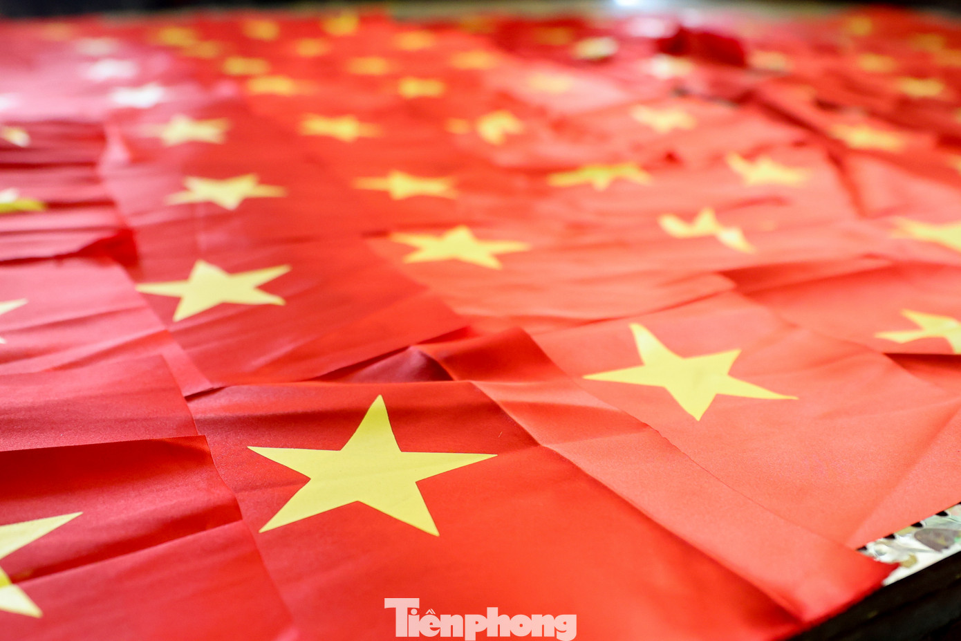 Những ngày chuẩn bị kỉ niệm Quốc khánh 2/9 và ngày khai giảng năm học mới, các xưởng may trong làng lúc nào cũng ngập tràn trong sắc đỏ, máy móc chạy hết công suất để đáp ứng các đơn hàng liên tục.