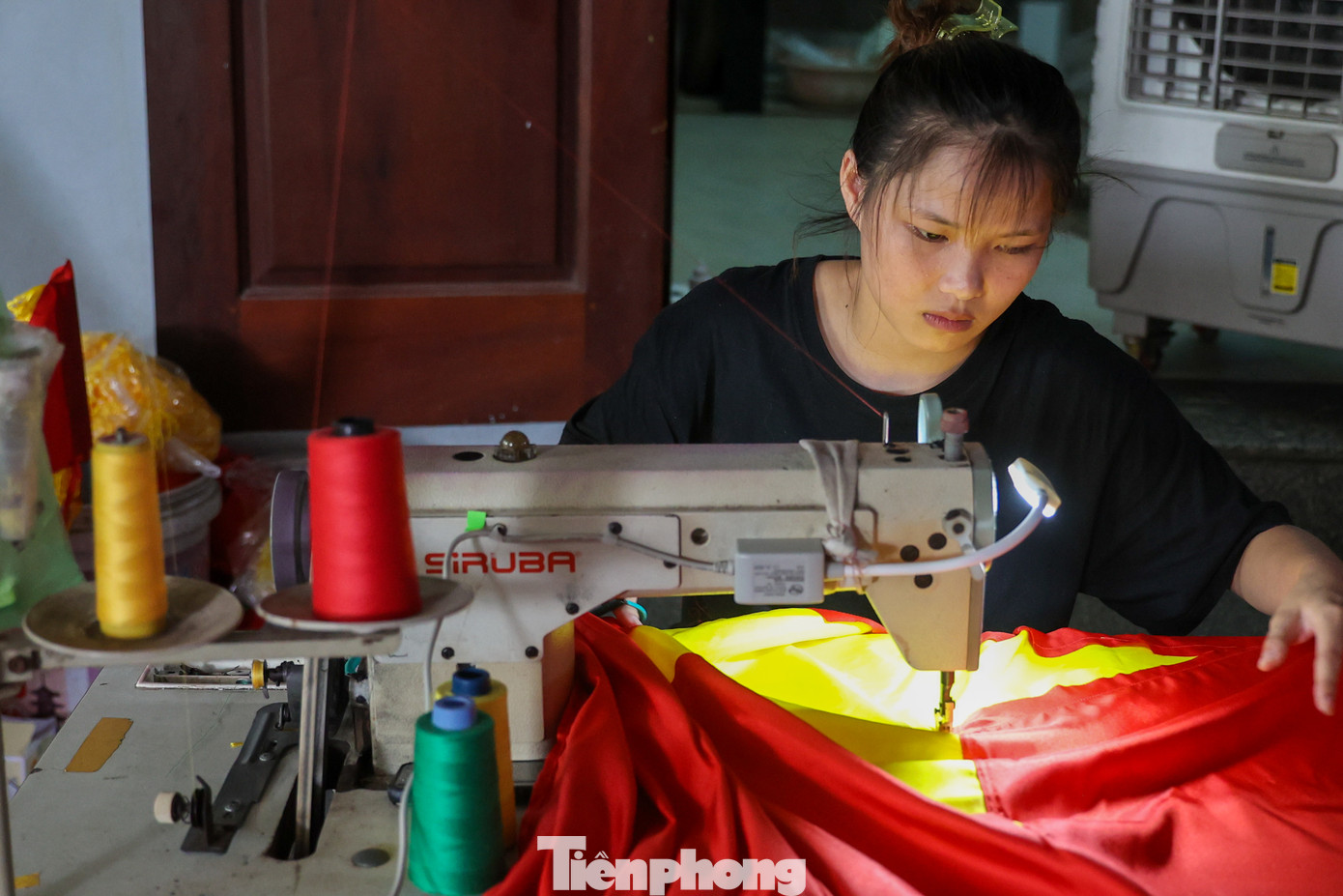 Những ngày cuối tháng 8, khi cả nước đang hướng về kỷ niệm ngày Quốc khánh 2/9 cũng là lúc những người thợ may cờ của làng nghề Từ Vân, xã Lê Lợi, huyện Thường Tín, Hà Nội, lại tất bật làm việc để kịp cung ứng cho thị trường cả nước.