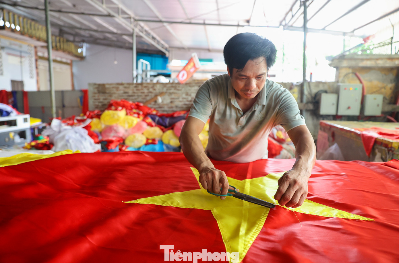 Chia sẻ với PV báo Tiền Phong, anh Phục, chủ hộ kinh doanh lâu đời tại làng Tứ Vân cho biết: "Các công đoạn từ cắt vải may cờ với nhiều kích cỡ khác nhau đến công việc in hình ngôi sao, logo, thêu, may… đều được làm tỉ mỉ đem theo nhiều tâm huyết của những người dân trong làng, chúng tôi đang hướng tới những sản phẩm Ocop đạt chất lượng cao nhất".