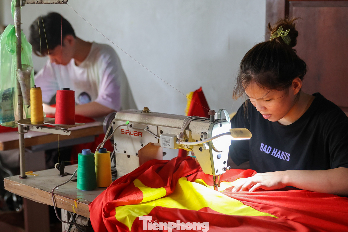 Những ngày cuối tháng 8, khi cả nước đang hướng về kỷ niệm ngày Quốc khánh 2/9 cũng là lúc những người thợ may cờ của làng nghề Từ Vân, xã Lê Lợi, huyện Thường Tín, Hà Nội, lại tất bật làm việc để kịp cung ứng cho thị trường cả nước.