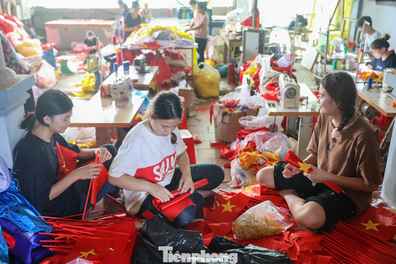 Làng Từ Vân từ lâu đã được xem là làng may cờ Tổ quốc lớn nhất Hà Nội.