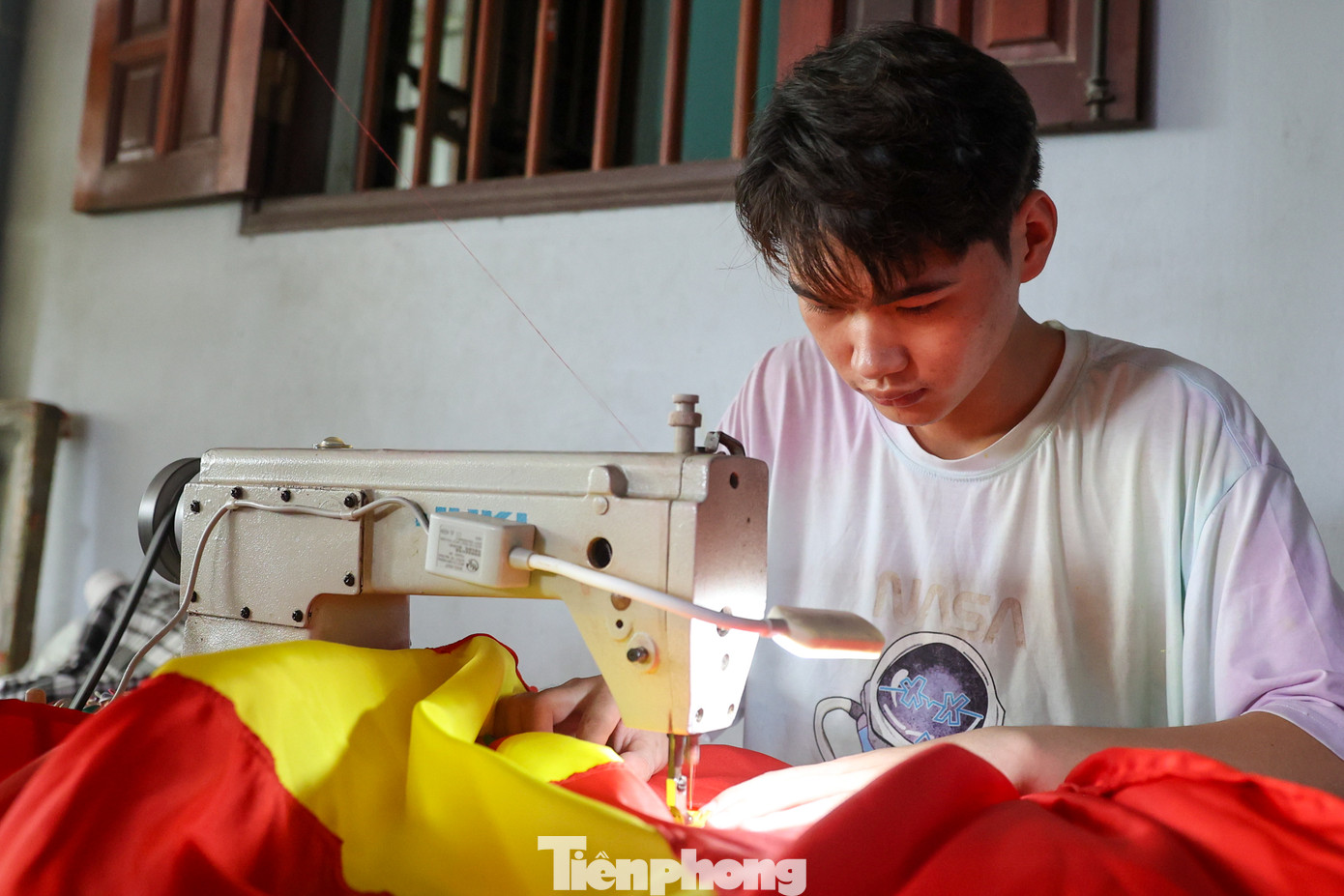 Những ngày cuối tháng 8, khi cả nước đang hướng về kỷ niệm ngày Quốc khánh 2/9 cũng là lúc những người thợ may cờ của làng nghề Từ Vân, xã Lê Lợi, huyện Thường Tín, Hà Nội, lại tất bật làm việc để kịp cung ứng cho thị trường cả nước.