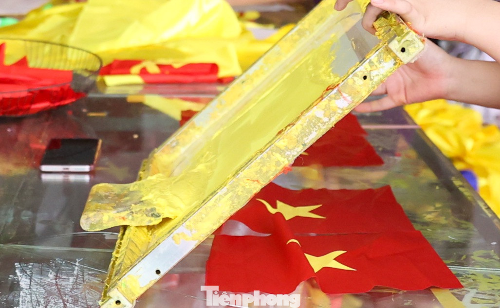 Trong làng hiện nay có nhiều gia đình đã 4 đời làm nghề may cờ Tổ quốc. Gắn bó với nghề truyền thống vừa là công việc thiêng liêng, tự hào và vừa mang đến nguồn thu nhập ổn định cho đời sống người dân.