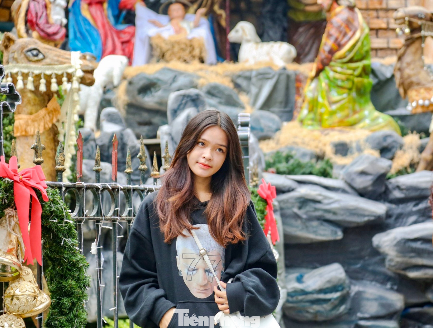 Dịp này khu tiểu cảnh lớn tại Nhà thờ Lớn Hà Nội là nơi thu hút rất đông giới trẻ đến chụp ảnh check-in.