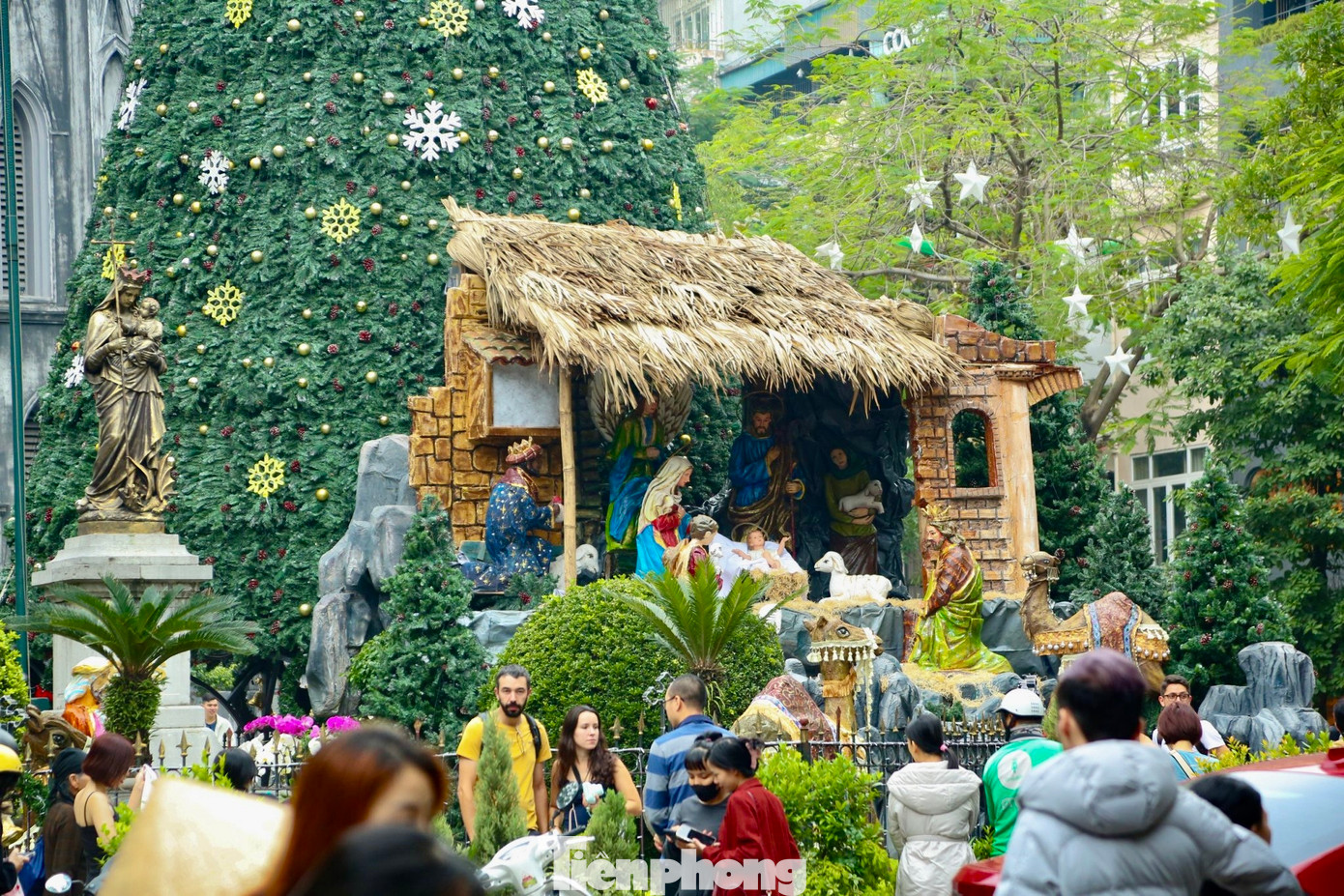 Lễ Giáng Sinh, còn được gọi là lễ Thiên Chúa giáng sinh, Noel hay Christmas là một ngày lễ kỷ niệm Chúa Giêsu sinh ra đời. Lễ chính thức ngày 25 tháng 12 được gọi là ''lễ chính ngày'', còn lễ đêm 24 tháng 12 gọi là lễ vọng và thường thu hút nhiều người tham dự hơn.