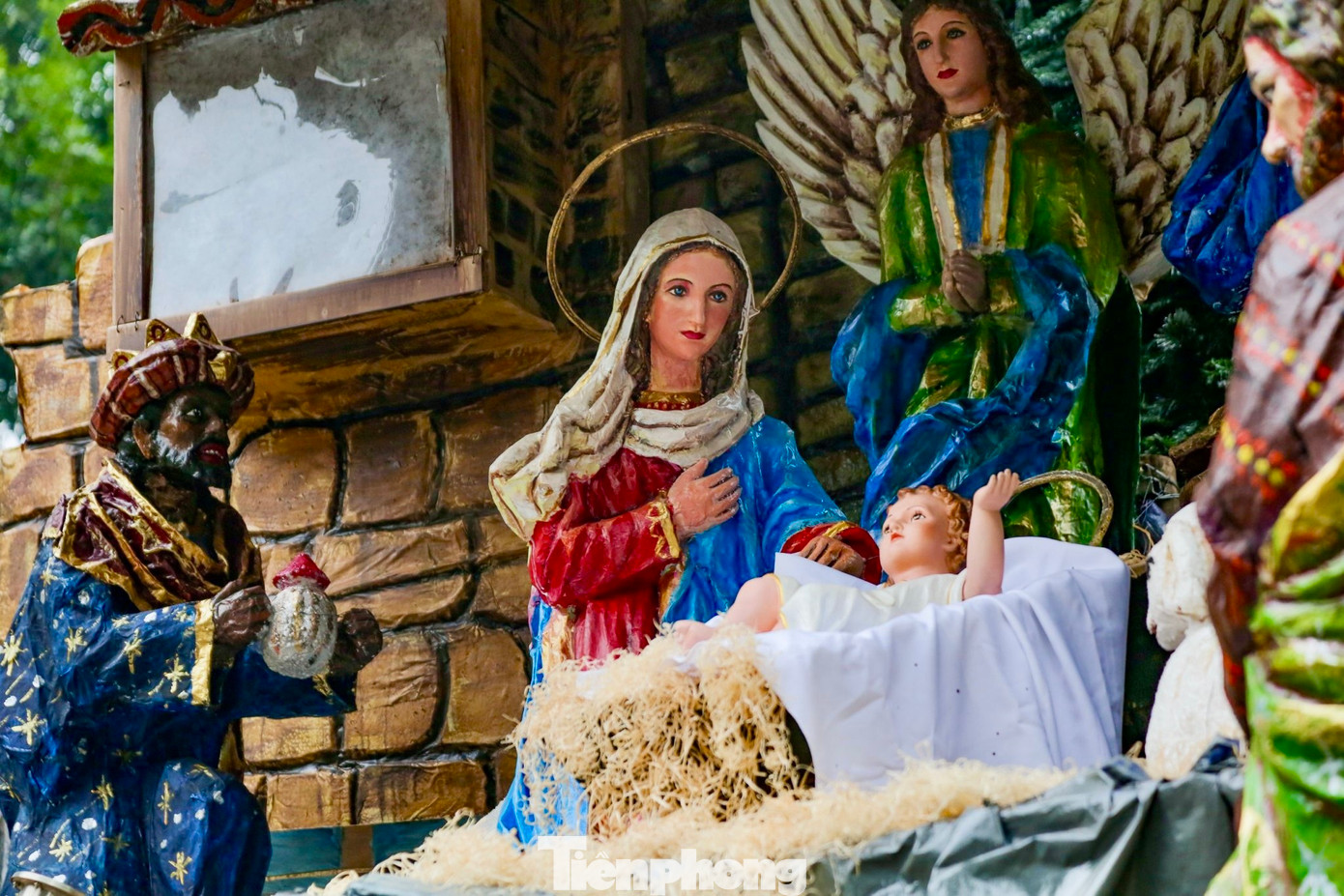 Tiểu cảnh Hang đá, nơi Chúa Giê-su sinh ra được trang hoàng rực rỡ tại Nhà thờ Lớn Hà Nội.