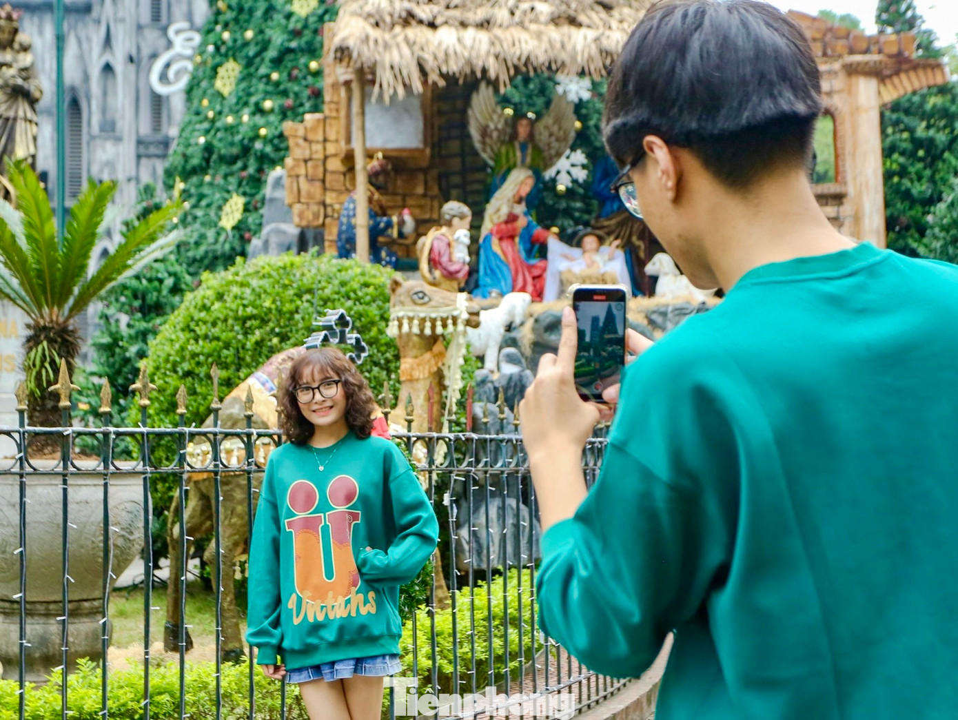 Dịp này khu tiểu cảnh lớn tại Nhà thờ Lớn Hà Nội là nơi thu hút rất đông giới trẻ đến chụp ảnh check-in.