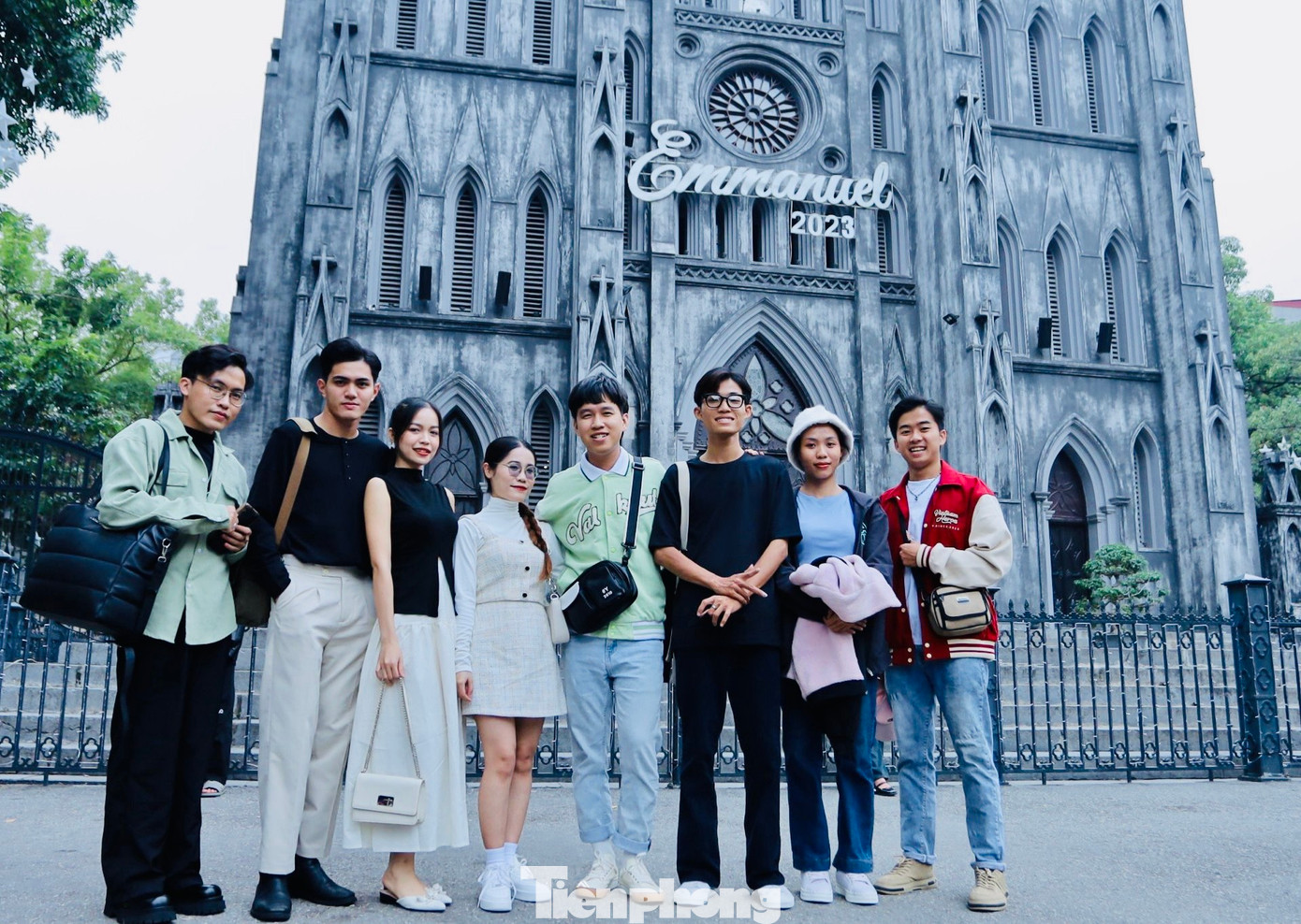 Nhóm bạn trẻ đến từ đội văn nghệ Rạng Đông - Đại học Nông Lâm, TPHCM rất hào hứng khi có dịp chụp ảnh check-in với Nhà thờ Lớn Hà Nội dịp Giáng sinh năm nay.