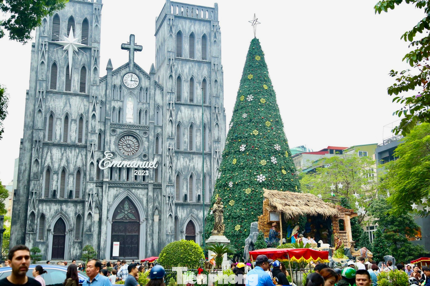 Cây thông khổng lồ cao 15m được trang trí cầu kỳ cùng khu tiểu cảnh nổi bật trước sảnh làm nổi bật Nhà thờ Lớn Hà Nội khi Giáng sinh đang đến gần.