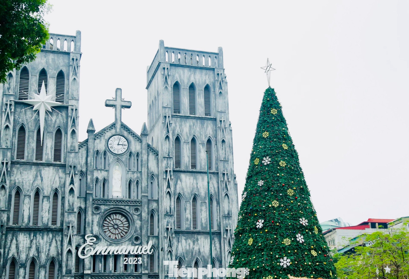 Dịp lễ Giáng sinh tại Hà Nội du khách không thể bỏ qua Nhà thờ Lớn (quận Hoàn Kiếm, Hà Nội), đây là một trong những nhà thờ cổ kính nhất Thủ đô.