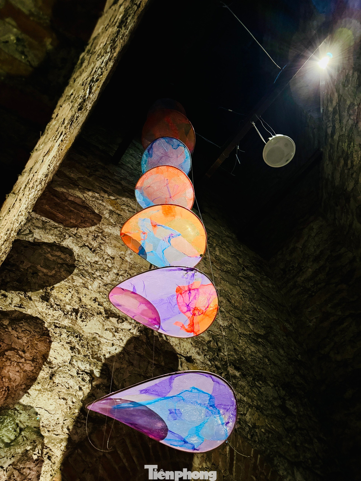 Hiện hệ thống sắp đặt ánh sáng cơ bản đã hoàn thiện. Một mô đun bằng gỗ tái chế tạo thành đường đi hình tròn, men theo đường kính của bốt Hàng Đậu đã được đưa vào bên trong.