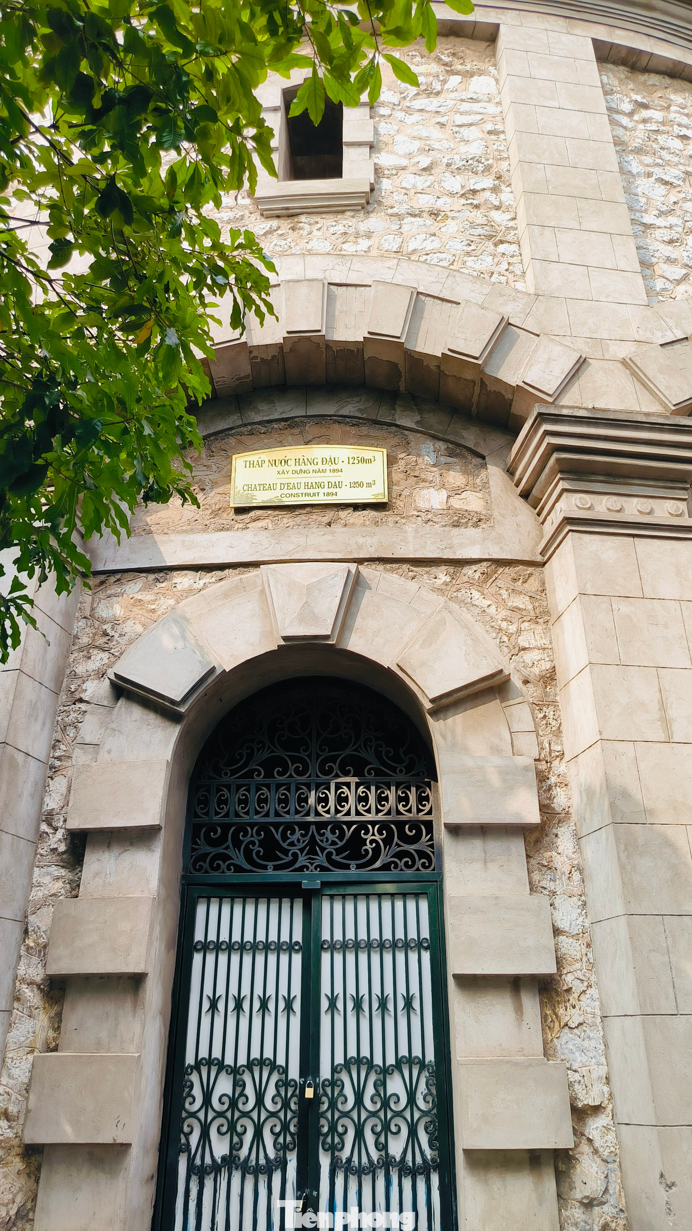 Tháp nước Hàng Đậu - công trình xưa cũ, không được sử dụng từ nhiều năm nay, đang được cải tạo, sắp đặt thành không gian nghệ thuật để mở cửa cho khách tham quan, trải nghiệm trong Lễ hội Thiết kế sáng tạo Hà Nội 2023 (diễn ra từ ngày 17/11 - 31/12/2023).