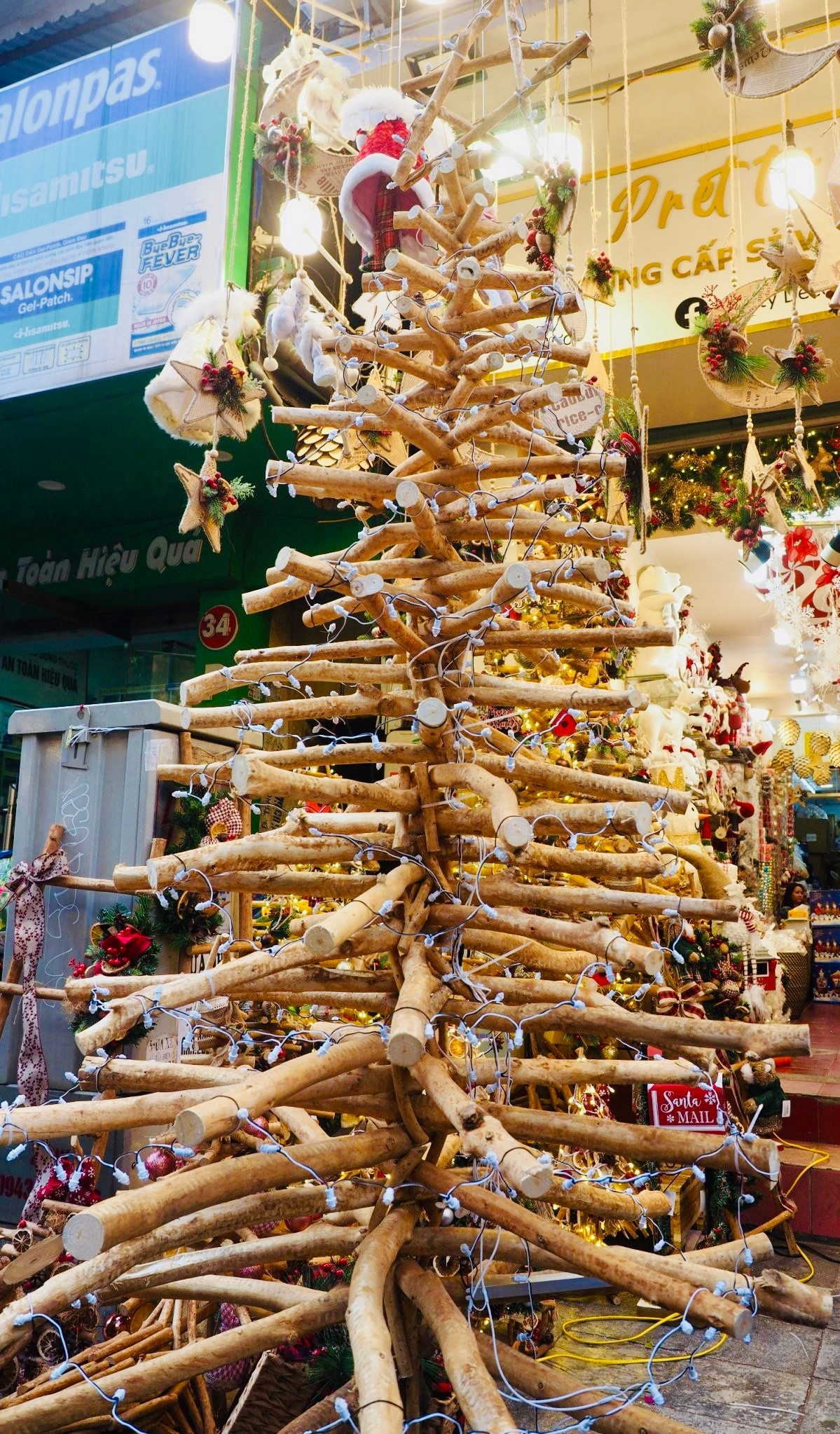 Năm nay trên phố Hàng Rươi, một chủ cửa hàng đã sử dụng thân, cành cây quế để kết thành cây thông Noel khổng lồ cao quá đầu người khiến ai đi qua cũng phải dừng lại trầm trồ khen ngợi, hít hà hương thơm của quế... Chủ cửa hàng chia sẻ: "Để làm ra cây thông đặc biệt này tốn khá nhiều thời gian, chi phí vào khoảng 15 triệu cho một cây tùy vào chiều cao và phụ kiện trang trí kèm theo".