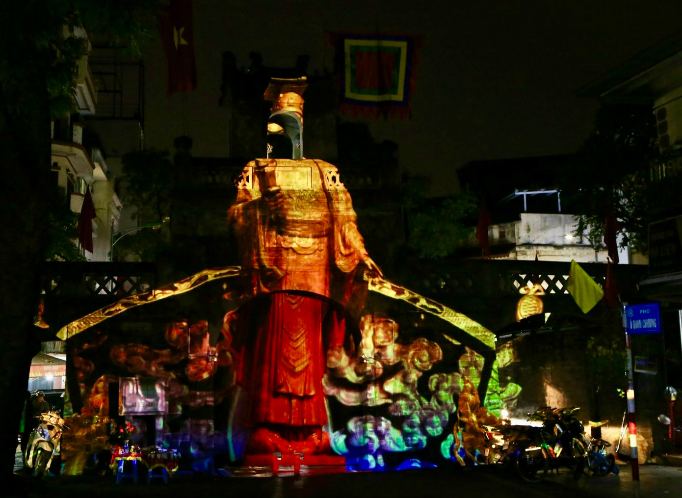 Trong các tối từ 24 đến 26/11/2023 tại khu vực Ô Quan Chưởng sẽ diễn ra hoạt động trình diễn visual nghệ thuật 3D mapping hình ảnh các sản phẩm du lịch đêm và các điểm di sản văn hóa, lịch sử của Thủ đô Hà Nội.