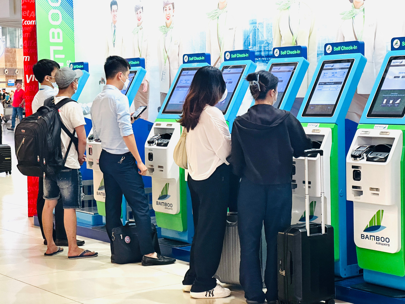 Các hãng hàng không cũng khuyến khích hành khách làm thủ tục qua hệ thống đăng ký tự động để giải toả ùn ứ, tránh phải chờ đợi kéo dài.