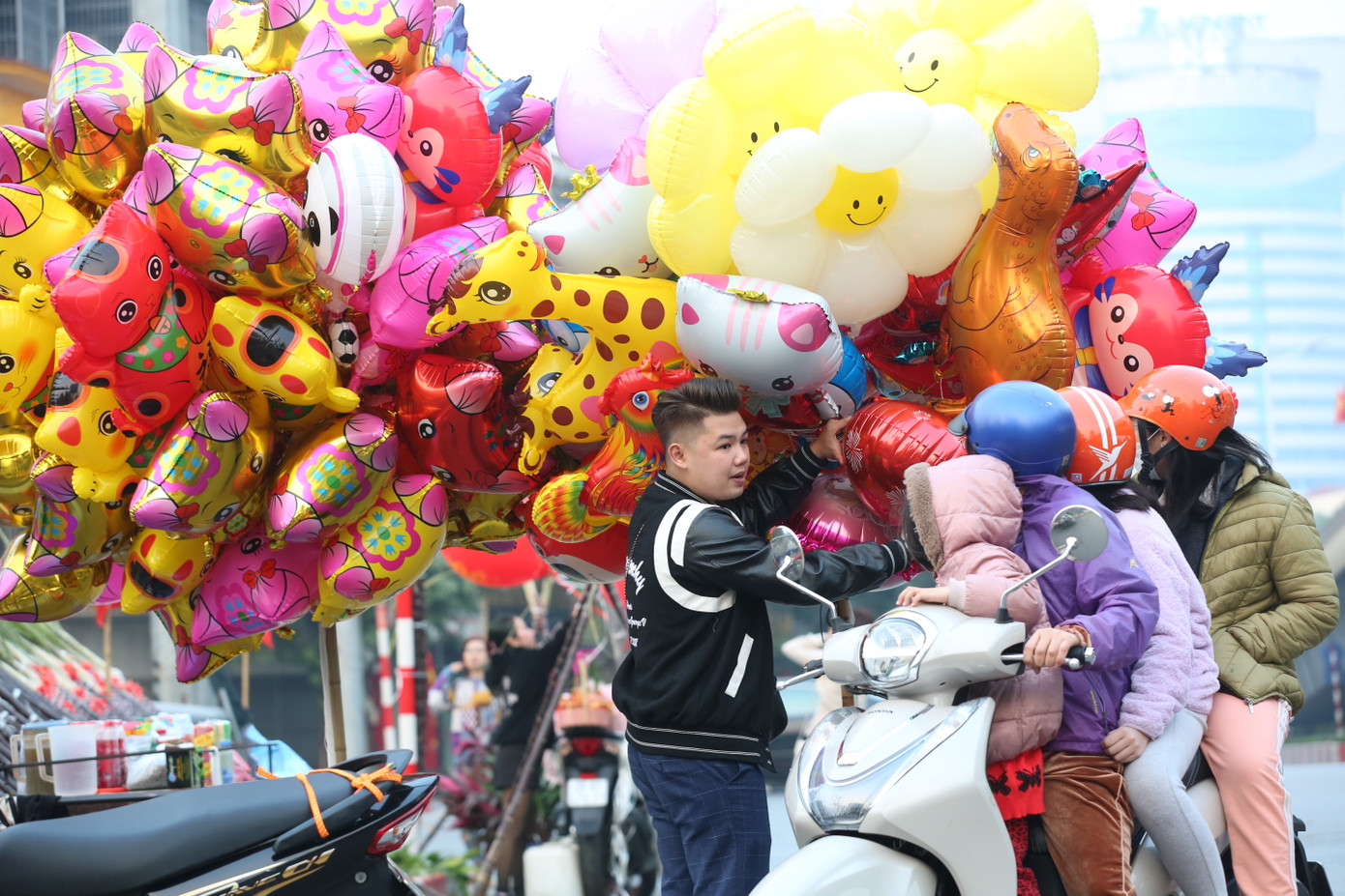 Bóng bay hình chú mèo ngộ nghĩnh thu hút nhiều bạn nhỏ ghé mua.