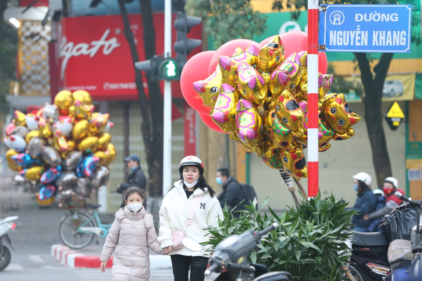 Nhiều gia đình tranh thủ dạo chơi chiều 30 Tết mua sắm những cành lộc lấy may mắn cho năm mới.