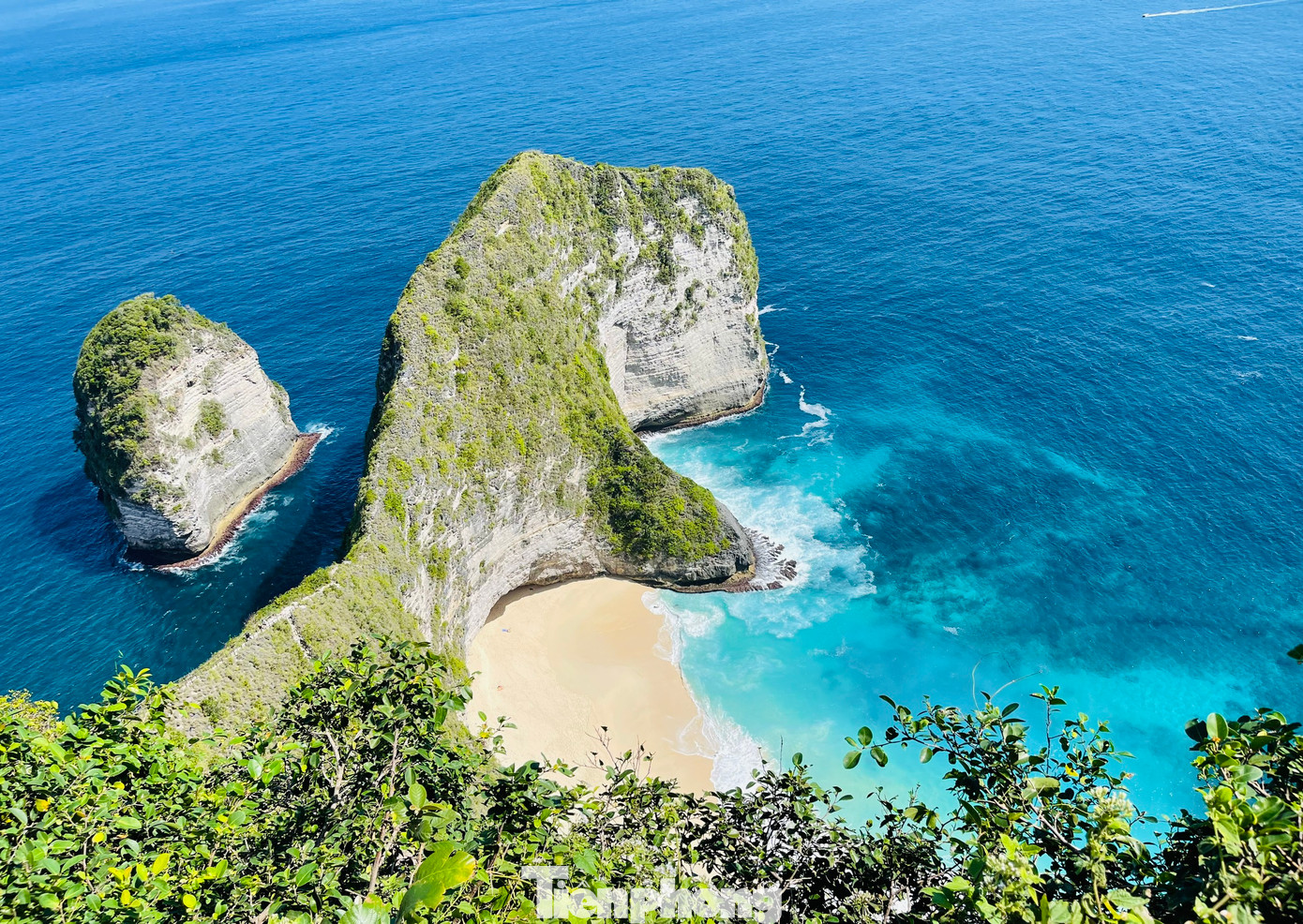 Bãi biển Kelingking nổi tiếng với vách đá dựng đứng giống như hình dáng khủng long T-rex.