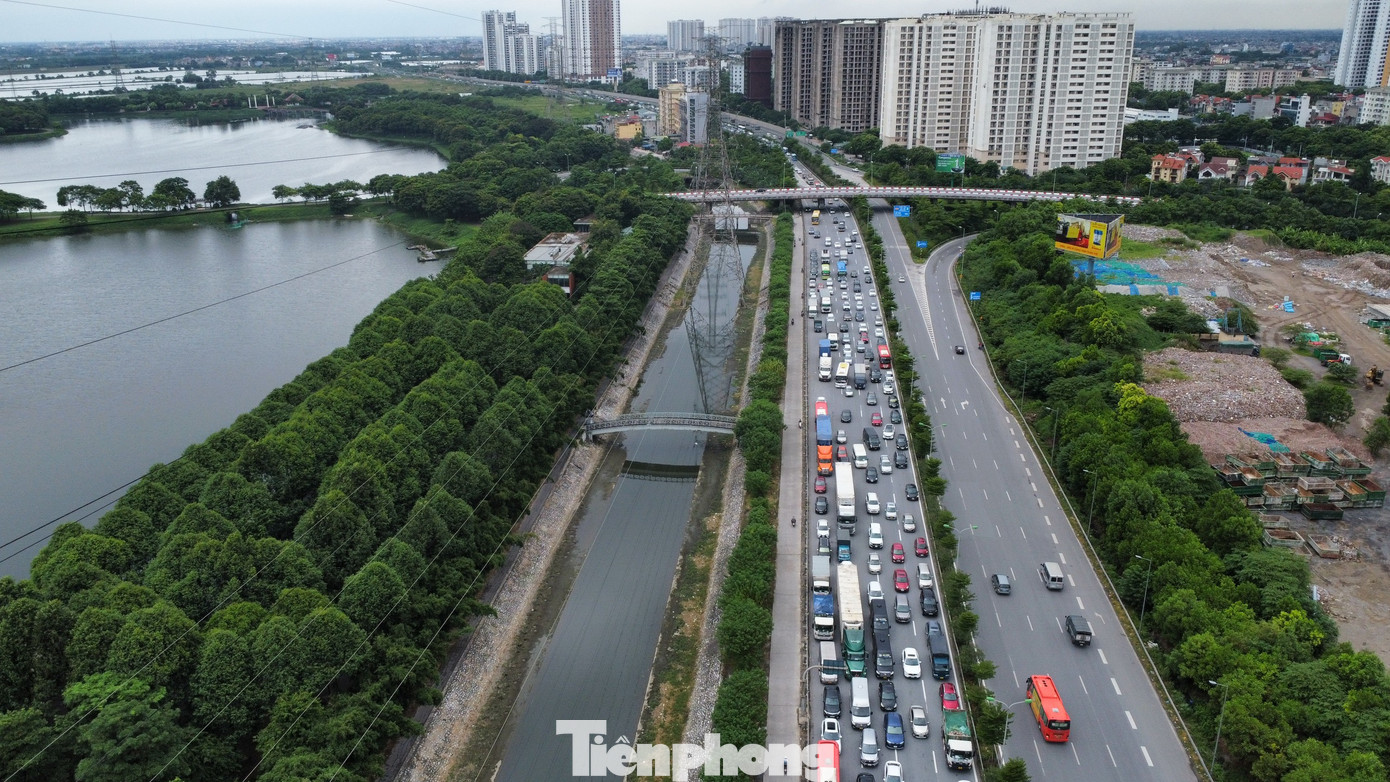 Tại lối ra nút giao thông Pháp Vân - Cầu Giẽ hướng về trung tâm thành phố, dòng xe ôtô đã xếp hàng dài, ùn ứ nhẹ.