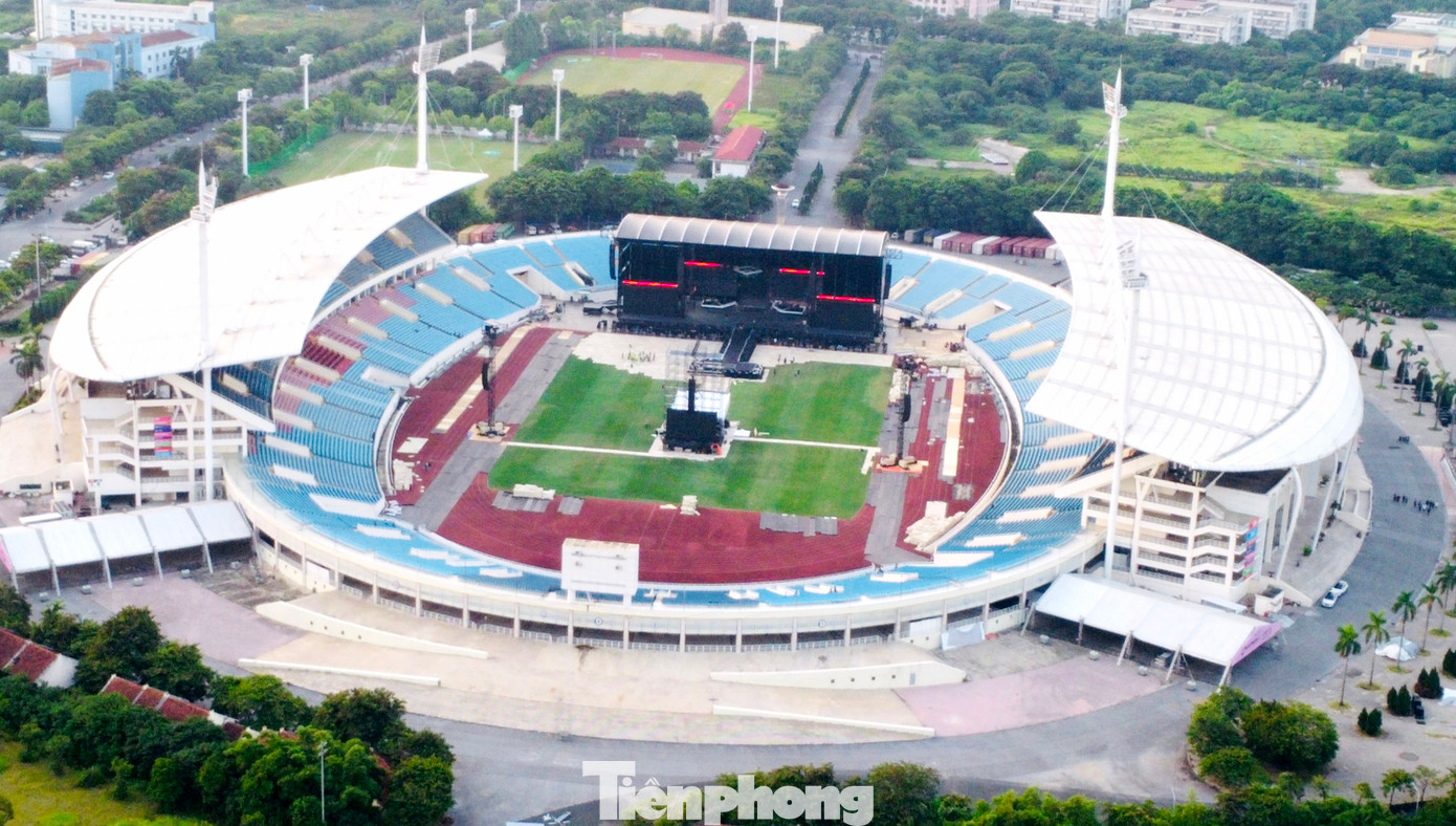 Ghi nhận của PV Tiền Phong, hệ thống sân khấu âm thanh ánh sáng đã cơ bản hoàn thiện. Sân khấu được dàn dựng nổi bật với gam màu đen chủ đạo, chiếm gần hết khu đường pitch phía trước khán đài C sân vận động Mỹ Đình.