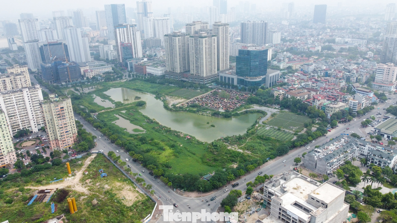 Dự án công viên, hồ điều hòa khu đô thị Tây Nam Hà Nội thuộc địa phận phường Trung Hòa, giáp ranh với phường Yên Hòa (Hà Nội).