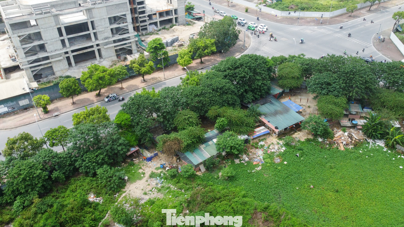 Phía trong dự án, đang xuất hiện một số nhà tạm, nhiều vật liệu xây dựng được tập kết tại đây.