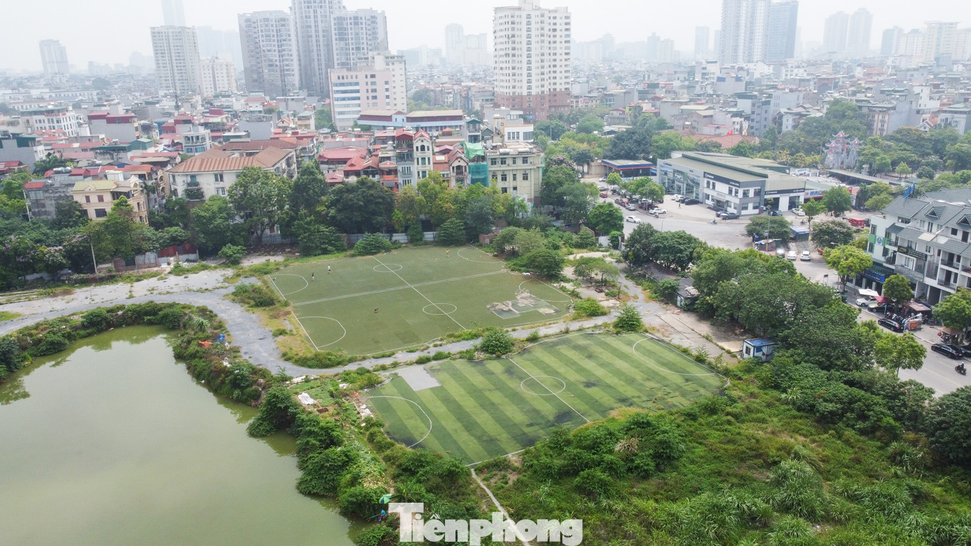 Một phần phía trong của dự án đã tận dụng biến thành sân bóng đá cho thuê.