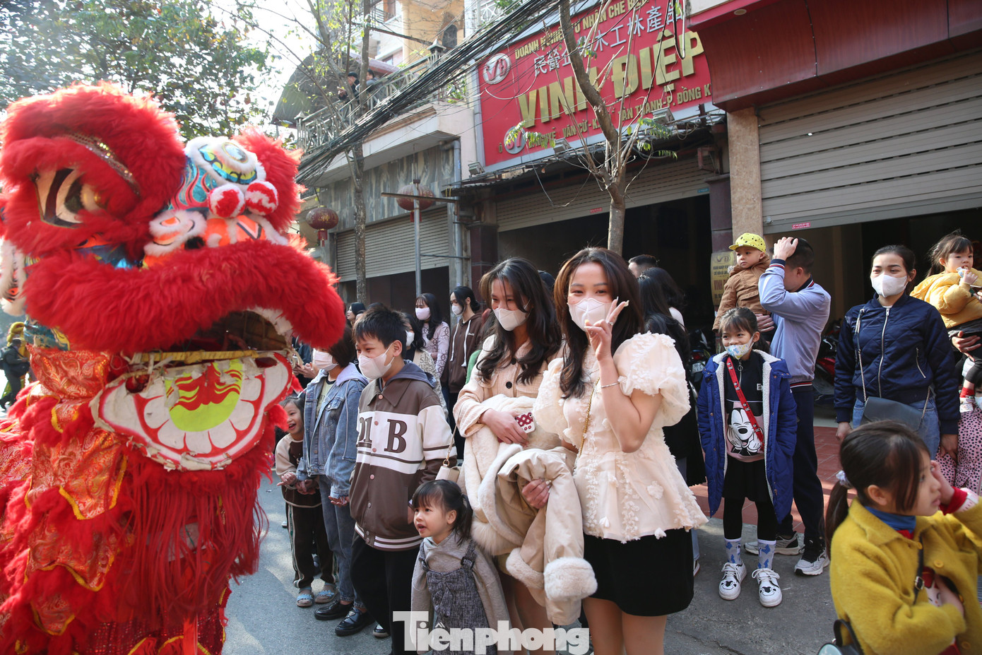 Nhiều bạn trẻ tranh thủ chụp ảnh cùng đoàn lễ rước qua. Nhiều bạn trẻ tranh thủ chụp ảnh cùng đoàn lễ rước qua.