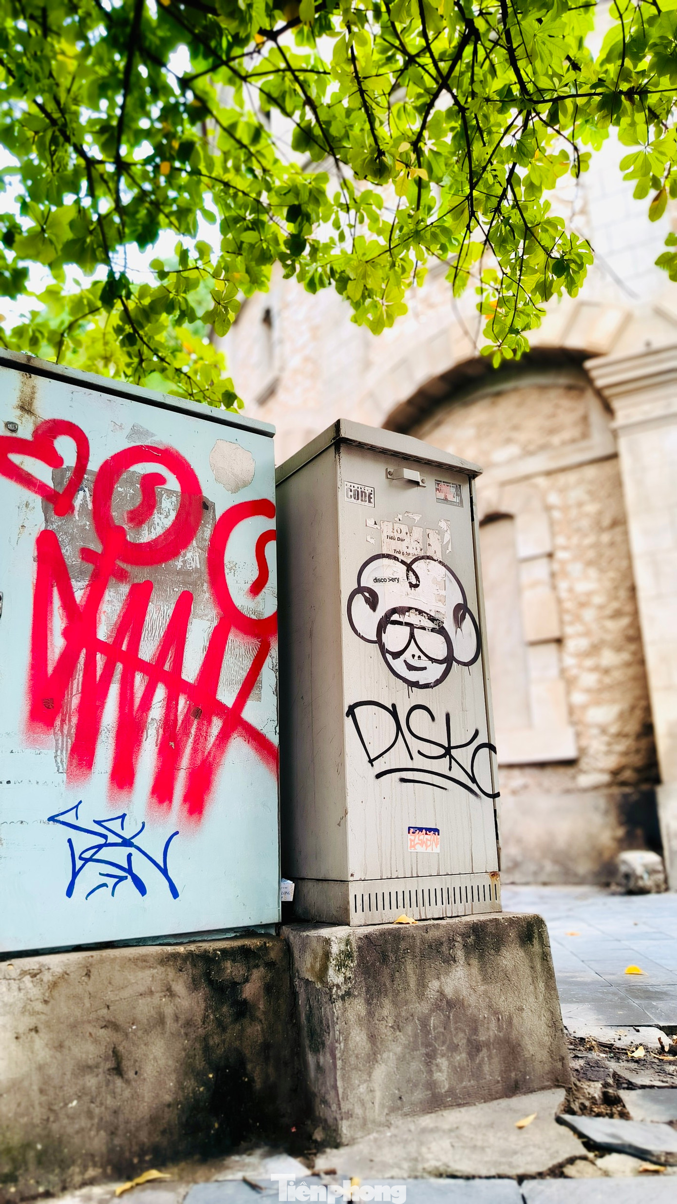 Tháp nước Hàng Đậu có hình trụ tròn, đường kính 19 m, cao 3 tầng, mái có hình chóp nón, ở giữa là cột thu lôi. Tháp có đài nước khổng lồ bằng thép dung tích 1.250 m3, yên vị trên đỉnh 8 bức tường đá. Hiện tại một số vị trí bị người dân thiếu ý thức vẽ, bôi bẩn lên công trình có ý nghĩa lịch sử này.