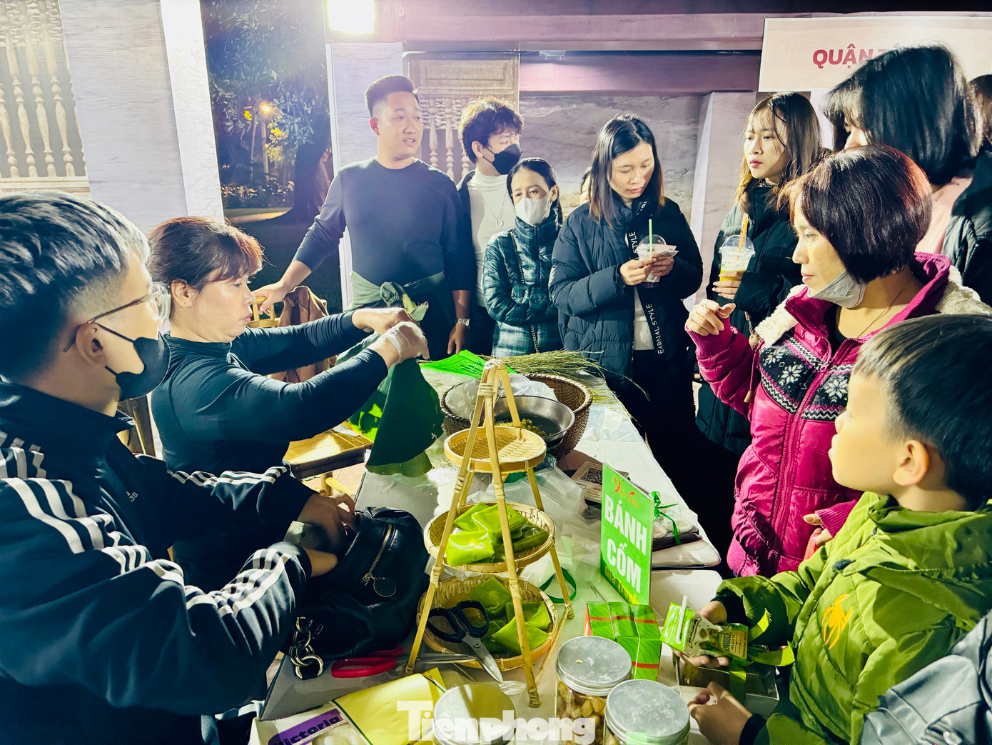 Đa dạng các món ăn và các sản phẩm tiêu biểu làng nghề truyền thống của Hà Nội được đưa vào không gian văn hóa ẩm thực. Đặc sắc nhất phải kể đến cốm Mễ Trì, miến làng So, chè lam Thạch Xá, rượu làng Ngâu, cháo gõ Quảng Phú Cầu, bánh cuốn Hòa Nam…