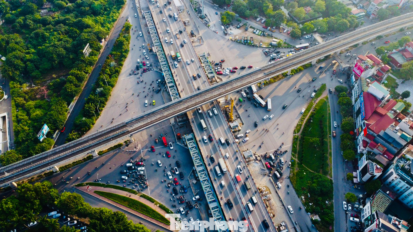 Sau thời gian 9 tháng triển khai dự án xây dựng hai đơn nguyên cầu đô thị giao thông, nhiều hạng mục của 2 cây cầu vượt thép song song với cầu vượt Mai Dịch đã dần hiện rõ. Điểm đầu công trình nằm trên đường Phạm Văn Đồng. Điểm cuối nằm trên đường Phạm Hùng.
