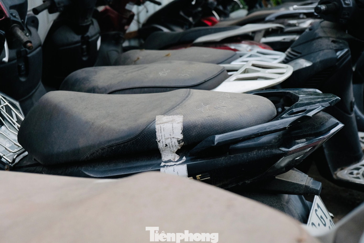 Có những xe vì để quá lâu nên hư hỏng nặng không thể sử dụng, giấy dán niêm phong đã rách, sờn.