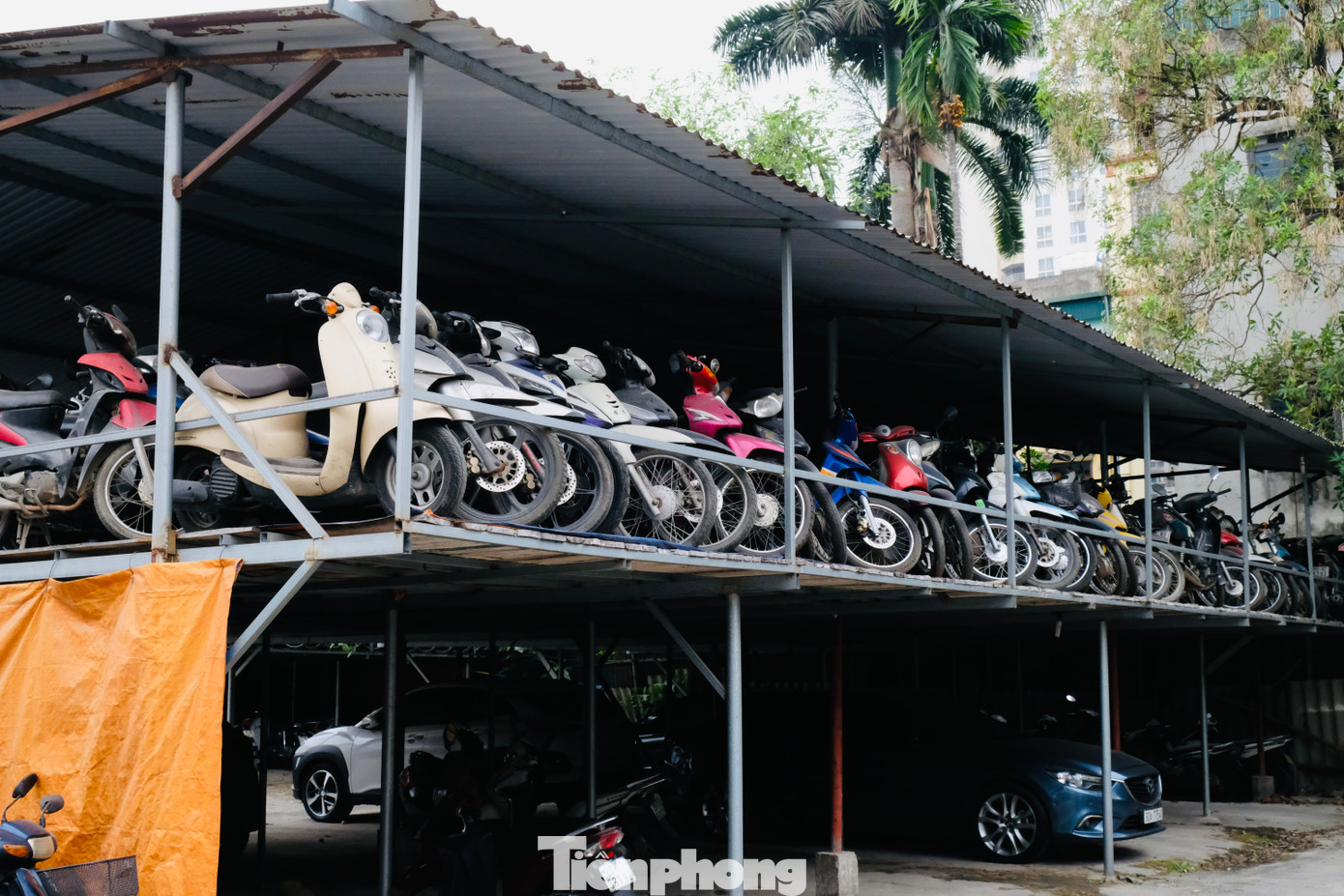 Thời gian qua tại Hà Nội, nhiều bãi trông giữ phương tiện vi phạm giao thông, xe tang vật tại Hà Nội đang chất thành đống.